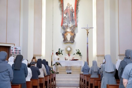 En la solemnidad de Santa María Mazzarello, el padre Fabio Attard, Rector Mayor de los Salesianos, celebró Misa en la Casa Generalicia de las Hijas de María Auxiliadora. Destacó la importancia de Cristo como fundamento espiritual.