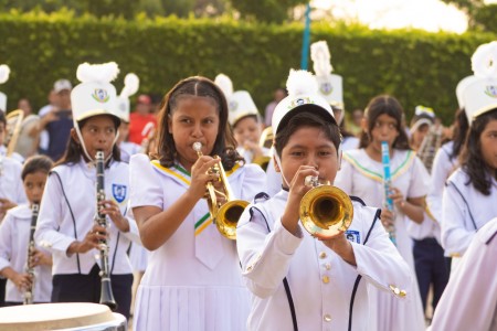 El Festival de Bandas 2025 en la Escuela Anexa San Juan Bosco vibró con la energía y el talento de ocho agrupaciones musicales, uniendo a niños, jóvenes y adultos en una celebración de la pasión nicaragüense por la música.