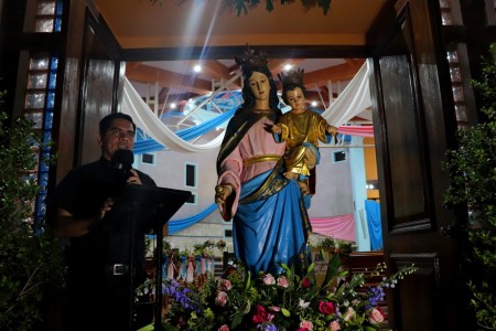 El padre Efrén Artiga, SDB, imparte la bendición con la imagen de María Auxiliadora, llenando de gracia y esperanza a los fieles al cierre de una noche colmada de fe y alegría en la sede parroquial de Comayagüela.