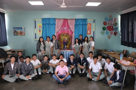 Con alegría y devoción, estudiantes presentan su altar en honor a María Auxiliadora, acompañados por el padre Francisco Rodríguez, SDB, durante el recorrido de clausura del mes mariano en la Escuela Salesiana Domingo Savio.