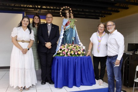 El padre Rodolfo Guzmán, rector del Instituto San Miguel, junto a miembros del Equipo Oración Mamá Margarita, artífices del primer Desayuno Mariano para recaudar fondos en favor del Centro de Formación Profesional San Juan Bosco.