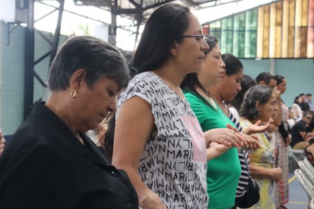 Con espíritu de familia, madres y padres participaron en la celebración del Día de la Familia en la Escuela Salesiana Domingo Savio, fortaleciendo el lazo entre hogar y escuela al estilo de Don Bosco.