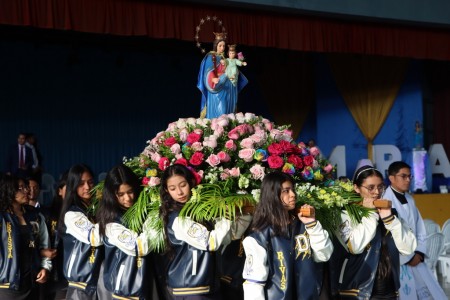 Estudiantes de la promoción 2025 cargan con fervor el anda de la Virgen, expresión viva de su fe y amor a María Auxiliadora durante las celebraciones del mes de mayo en Ciudadela Don Bosco.