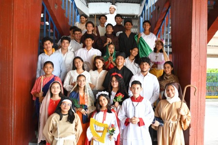 Los jóvenes confirmandos de la Obra Salesiana de Granada viven su retiro espiritual con alegría y esperanza, preparándose para recibir el don del Espíritu Santo y ser luz en el mundo.
