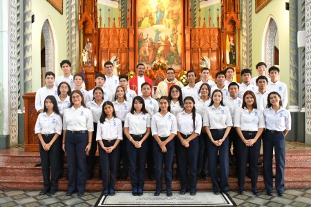 Ni&ntilde;os y j&oacute;venes del Colegio Salesiano de Granada celebran con alegr&iacute;a la recepci&oacute;n de los sacramentos de Primera Comuni&oacute;n y Confirmaci&oacute;n.