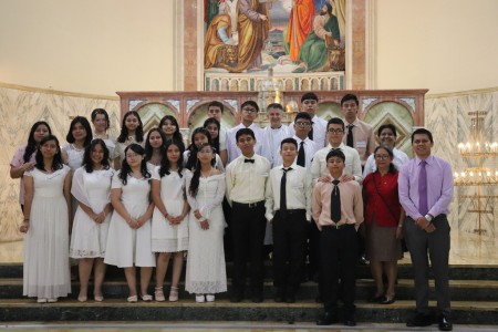Parte de los jóvenes confirmados posan alegremente después de la celebración, agradecidos por el don del Espíritu Santo y el acompañamiento de la familia salesiana.