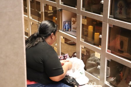 Recordar a los difuntos no es un acto de tristeza, sino una manifestación de amor y comunión espiritual, que une a la Iglesia terrenal con la celestial, fortaleciendo en cada creyente la certeza de que la muerte no es el final, sino el encuentro definitivo con Dios.