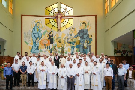 El hermano Sa&uacute;l Pascual Ayala, SDB, rodeado de la alegr&iacute;a y el acompa&ntilde;amiento de salesianos de toda Centroam&eacute;rica en el templo Santo Domingo Savio del Instituto T&eacute;cnico Ricaldone.