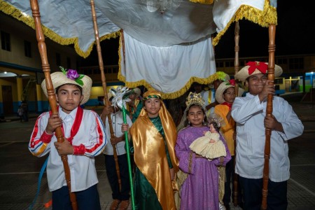 Estudiantes dan vida a la pastorela con entusiasmo y espíritu navideño.