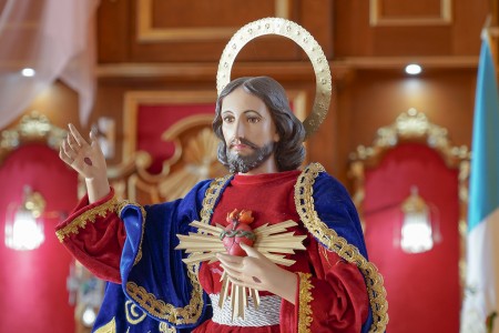 La imagen del Sagrado Corazón de Jesús presidió la celebración del primer viernes de mes en la Parroquia El Espíritu Santo, donde los fieles renovaron su confianza en el amor misericordioso de Cristo.