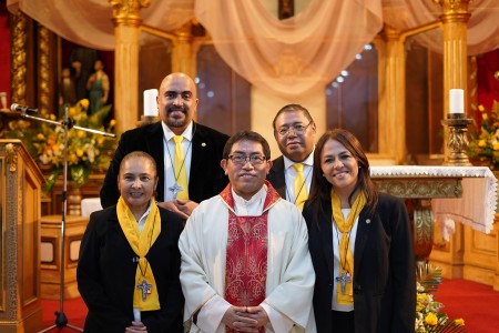 El padre Carlos Macz, SDB, junto a los cuatro nuevos Ministros Extraordinarios de la Comunión, tras recibir los signos de su misión al servicio de los enfermos y de quienes más necesitan la presencia de Jesús Eucaristía.