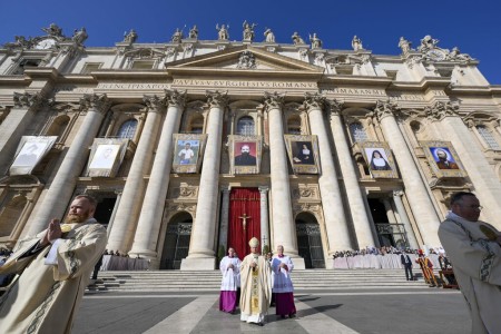 La Iglesia se llena de alegría con siete nuevos santos: hombres y mujeres que, con su vida y su fe, encendieron la luz de Cristo en el mundo.