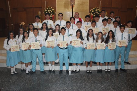 Estudiantes del Colegio Salesiano San José recibieron el sacramento de la Confirmación en una solemne ceremonia presidida por monseñor Miguel Ángel Morán, reafirmando su fe y compromiso cristiano bajo el carisma salesiano.