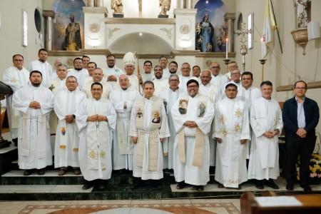 Los salesianos participantes del encuentro, junto a Monseñor Rodolfo Valenzuela, concluyen la Santa Misa de celebración de los 90 años de presencia salesiana en San Pedro Carchá.
