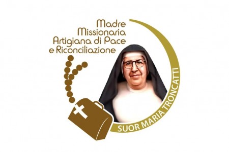 Logo oficial de la canonización de Sor María Troncatti, Hija de María Auxiliadora, que será proclamada santa el 19 de octubre, con el lema: ‘Madre, Misionera, Artesana de Paz y Reconciliación’.
