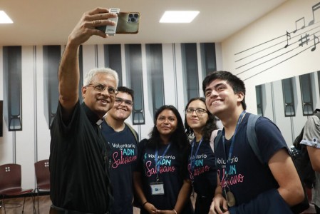 El padre George Thadathil, Coordinador General de las Instituciones Salesianas de Educación Superior (IUS), visitó la Universidad Don Bosco en una jornada amena de diálogo y fraternidad, recorrió las instalaciones académicas y tecnológicas, y compartió cercanamente con autoridades, docentes y estudiantes.