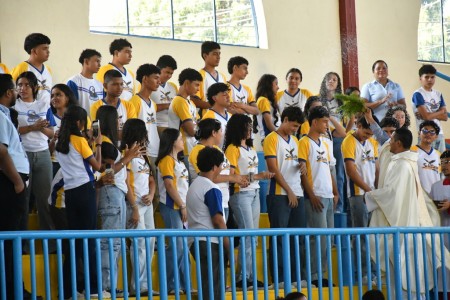 El padre C&eacute;sar Lacayo presidi&oacute; la celebraci&oacute;n de la Pascua Salesiana, asperjando agua bendita sobre los estudiantes como signo de purificaci&oacute;n y renovaci&oacute;n espiritual en un ambiente de alegr&iacute;a y fe.