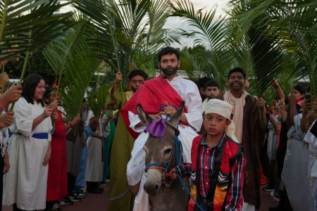 Estudiantes del Instituto T&eacute;cnico Ricaldone representaron con fe y compromiso el V&iacute;a Crucis Viviente, recreando los momentos de la pasi&oacute;n de Cristo en una jornada marcada por el arte, la oraci&oacute;n y la participaci&oacute;n de la comunidad educativa.