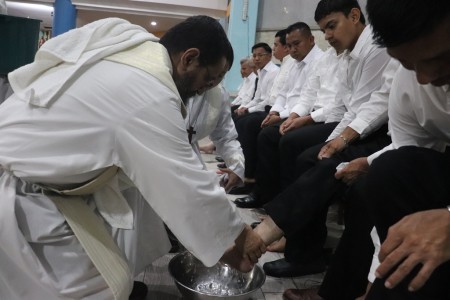 El lavatorio de los pies, signo de servicio y humildad, fue vivido con profunda fe por la comunidad parroquial de Comayag&uuml;ela.