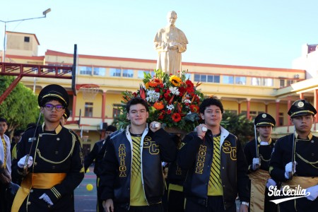 Estudiantes acompa&ntilde;an la procesi&oacute;n con la imagen de Don Bosco en una jornada de fe y alegr&iacute;a salesiana.