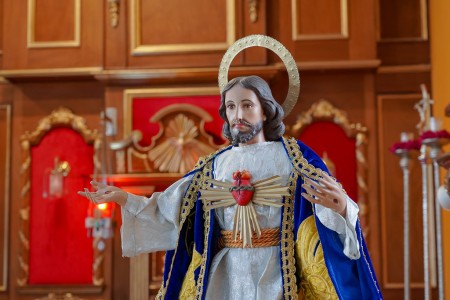 La imagen del Sagrado Coraz&oacute;n de Jes&uacute;s preside la jornada de oraci&oacute;n en la parroquia.