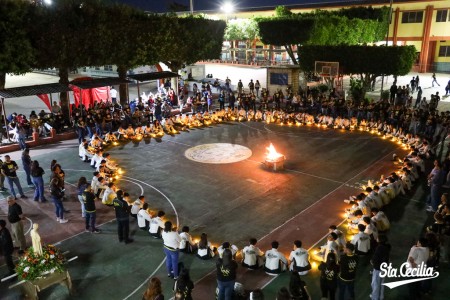 Estudiantes ponen en manos de Mar&iacute;a su &uacute;ltimo a&ntilde;o de estudios con el rezo del Santo Rosario y reciben la bendici&oacute;n de las chumpas al iniciar el 2026.