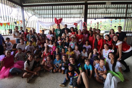 J&oacute;venes del Centro Don Bosco, con el apoyo de la comunidad, recolectaron v&iacute;veres y donaciones semanas antes, haciendo posible la celebraci&oacute;n navide&ntilde;a y llevando alegr&iacute;a a los ni&ntilde;os.