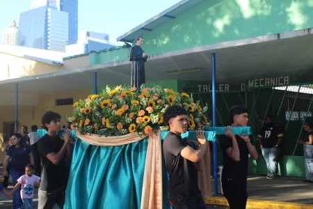 Estudiantes y docentes participan en la procesi&oacute;n en honor a San Juan Bosco, recorriendo el patio del Instituto T&eacute;cnico Don Bosco con alegr&iacute;a y esp&iacute;ritu salesiano.