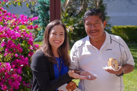 Colaboradores comparten con alegr&iacute;a el tradicional hallazgo del Ni&ntilde;o Dios durante la Rosca de Reyes.