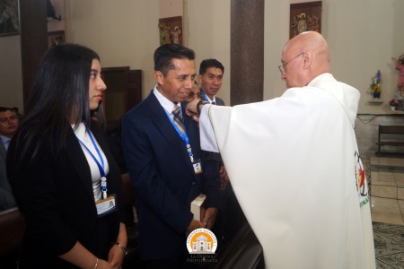 Momento solemne de la renovaci&oacute;n de los Ministros de la Eucarist&iacute;a y de la Palabra durante la celebraci&oacute;n en honor a San Juan Bosco en la Parroquia Salesiana Divina Providencia.