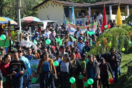 Fieles caminan en peregrinaci&oacute;n jubilar como signo de fe y comuni&oacute;n eclesial.