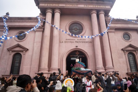 La imagen del Cristo Negro de Esquipulas recorre las calles de la ciudad en el marco de la Fiesta Nacional.