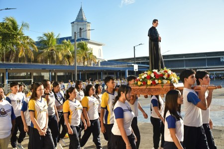 Estudiantes recorren los patios del colegio en procesi&oacute;n con la imagen de Don Bosco, celebrando su fiesta con fe y esp&iacute;ritu salesiano.