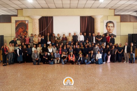 Colaboradores participan en una jornada formativa que da inicio al a&ntilde;o pastoral 2026.