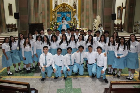 Estudiantes del Colegio San Jos&eacute; participan en la celebraci&oacute;n en honor a la Beata Laura Vicu&ntilde;a en la Catedral de Santa Ana.
