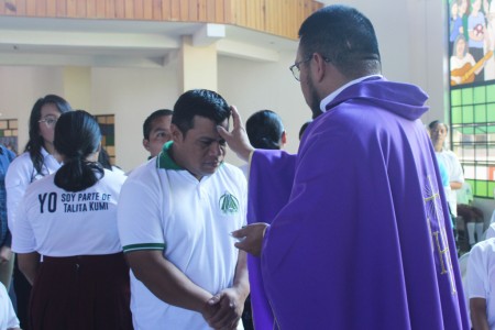 El padre Marcos Vel&aacute;squez, SDB, impone la ceniza a miembros de la comunidad educativa, iniciando la Cuaresma como tiempo de conversi&oacute;n y renovaci&oacute;n, a la luz del mensaje del Papa Le&oacute;n XIV.