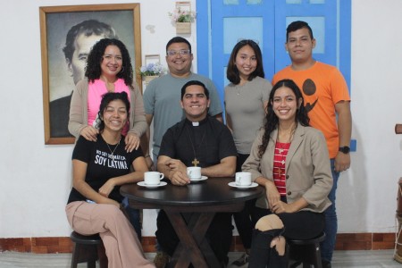 Equipo animador del programa &ldquo;Cafecito Parroquial San Benito&rdquo; durante la transmisi&oacute;n del primer episodio, una nueva propuesta digital que busca evangelizar y fortalecer la fe de la comunidad desde un espacio cercano y al estilo salesiano.