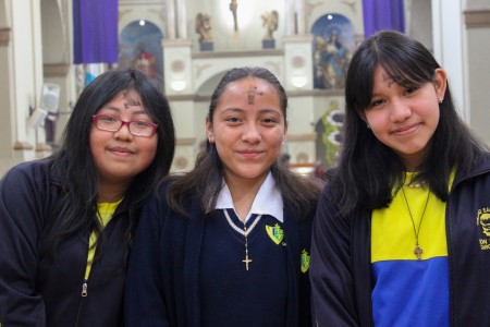 Estudiantes del Colegio Salesiano Don Bosco reciben el signo de la cruz con la ceniza, iniciando el camino de cuarenta d&iacute;as de preparaci&oacute;n cuaresmal hacia la Pascua.