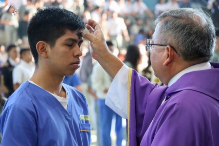 Estudiantes, educadores y fieles de la Ciudadela Don Bosco reciben la ceniza, iniciando el camino cuaresmal de conversi&oacute;n y preparaci&oacute;n para la Pascua.
