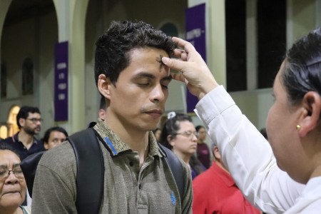 Fieles reciben la ceniza durante las celebraciones del Mi&eacute;rcoles de Ceniza en la Parroquia Mar&iacute;a Auxiliadora Don R&uacute;a.