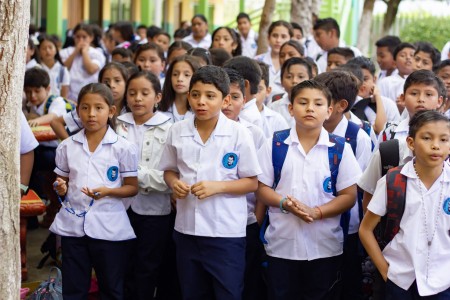 Estudiantes de la Escuela Anexa San Juan Bosco oran ante la gruta de la Virgen de Lourdes durante la Jornada Mundial del Enfermo, en una celebraci&oacute;n marcada por la fe, la Unci&oacute;n de los Enfermos y gestos concretos de solidaridad hacia los m&aacute;s necesitados.