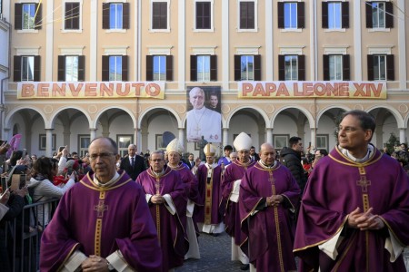 El papa Le&oacute;n XIV saluda a los fieles en el patio de la Parroquia del Sagrado Coraz&oacute;n de Jes&uacute;s, confiada a los Salesianos de Don Bosco, durante su visita pastoral en el primer Domingo de Cuaresma, signo de cercan&iacute;a, comuni&oacute;n y renovaci&oacute;n espiritual para la comunidad.