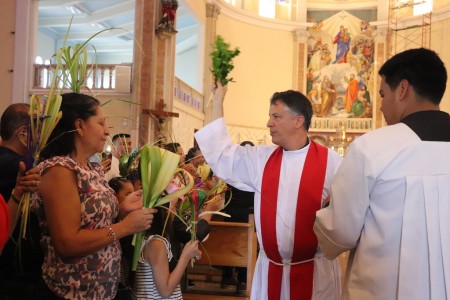 La comunidad parroquial inicia la Semana Santa con fe y esperanza al recibir la bendici&oacute;n de los ramos en la Parroquia Mar&iacute;a Auxiliadora Don R&uacute;a.