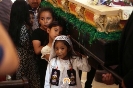 Ni&ntilde;os y ni&ntilde;as participan con devoci&oacute;n como cargadores durante la procesi&oacute;n infantil en el templo La Divina Providencia, manteniendo viva la tradici&oacute;n cuaresmal en Ciudad de Guatemala.