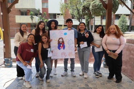 Estudiantes universitarios comparten en trabajo grupal durante el retiro cuaresmal, en un espacio de reflexi&oacute;n y crecimiento integral acompa&ntilde;ado por la pastoral de la Universidad Mesoamericana.