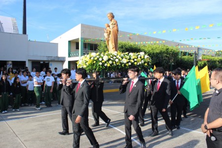 Estudiantes participan con fervor en la procesi&oacute;n en honor a San Jos&eacute;, fortaleciendo su fe y sentido de comunidad.
