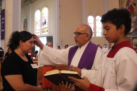 Fieles de distintas edades reciben con devoci&oacute;n el sacramento de la Unci&oacute;n de los Enfermos, signo de consuelo y fortaleza en la Parroquia Mar&iacute;a Auxiliadora Don R&uacute;a.