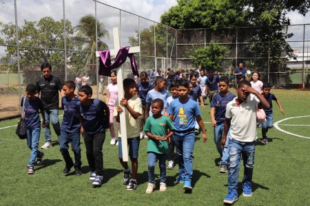 Este V&iacute;a Crucis Infantil es una valiosa experiencia formativa en este tiempo de Cuaresma, ya que permite a los ni&ntilde;os acercarse al misterio de la Pasi&oacute;n de Cristo de manera vivencial y significativa