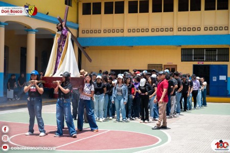 Estudiantes del Colegio Salesiano Don Bosco participan con fe y recogimiento en el rezo del Santo V&iacute;a Crucis, como preparaci&oacute;n para la Semana Santa.
