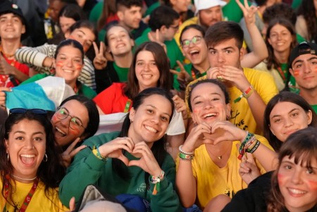 Vivir, ayudar y amar juntos; jóvenes y adultos, sanos y enfermos, juntos.